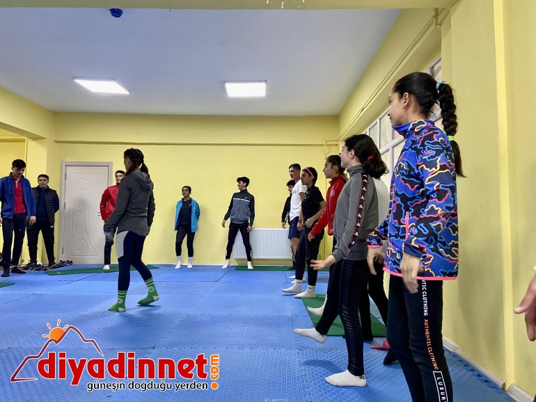 Ağrılı atletler asfaltta ter dökerek hedeflerine koşuyor11