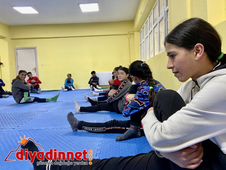 Ağrılı atletler asfaltta ter dökerek hedeflerine koşuyor12