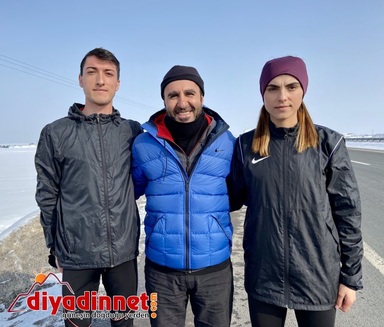 Ağrılı atletler asfaltta ter dökerek hedeflerine koşuyor13