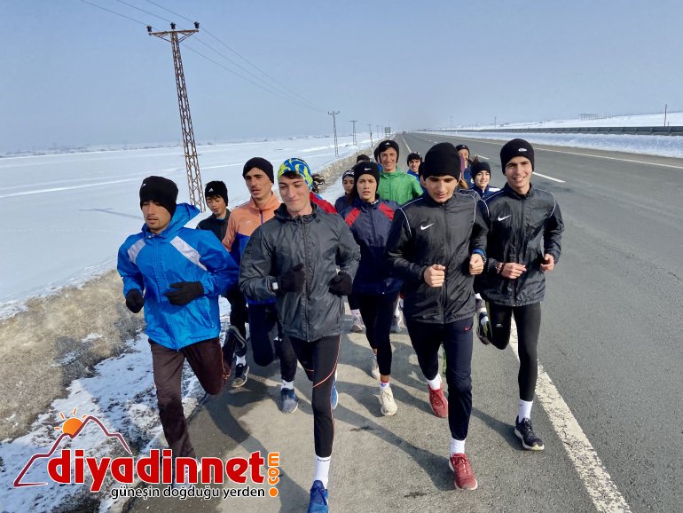 Ağrılı atletler asfaltta ter dökerek hedeflerine koşuyor3