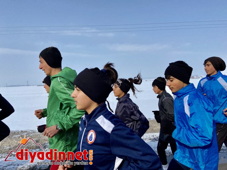 Ağrılı atletler asfaltta ter dökerek hedeflerine koşuyor4