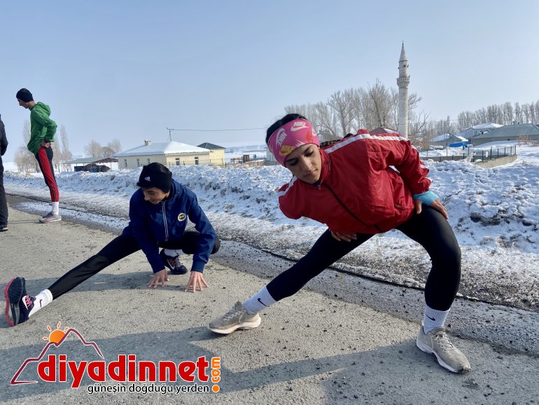 Ağrılı atletler asfaltta ter dökerek hedeflerine koşuyor5