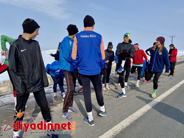 Ağrılı atletler asfaltta ter dökerek hedeflerine koşuyor6