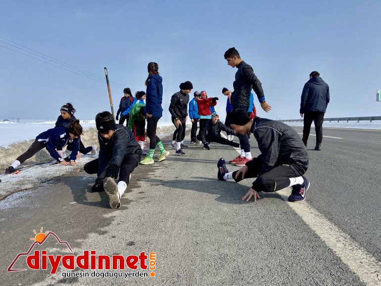 Ağrılı atletler asfaltta ter dökerek hedeflerine koşuyor7