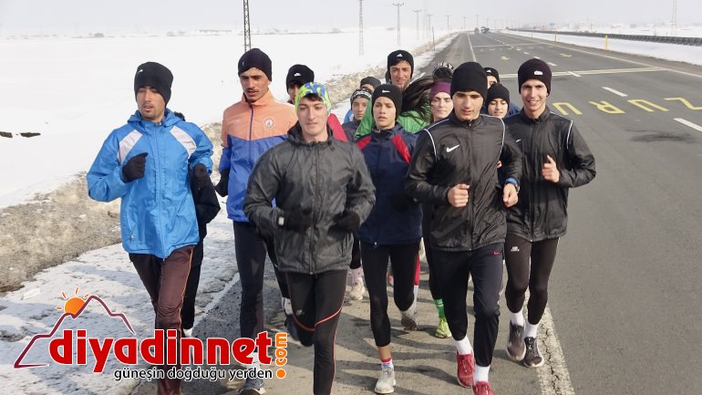 Ağrılı atletler asfaltta ter dökerek hedeflerine koşuyor8