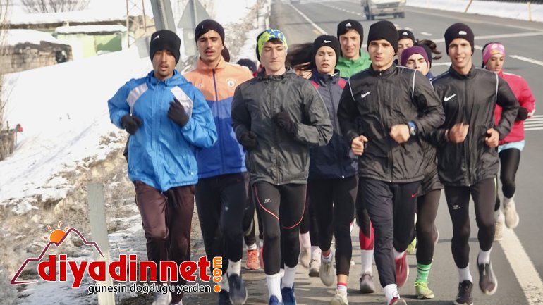 Ağrılı atletler asfaltta ter dökerek hedeflerine koşuyor9