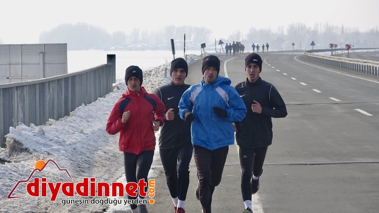 Ağrılı atletler asfaltta ter dökerek hedeflerine koşuyor10