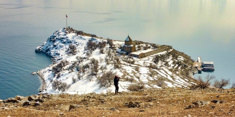 Akdamar Adası'nda doğa yürüyüşü ve fotoğraf etkinliği düzenledi