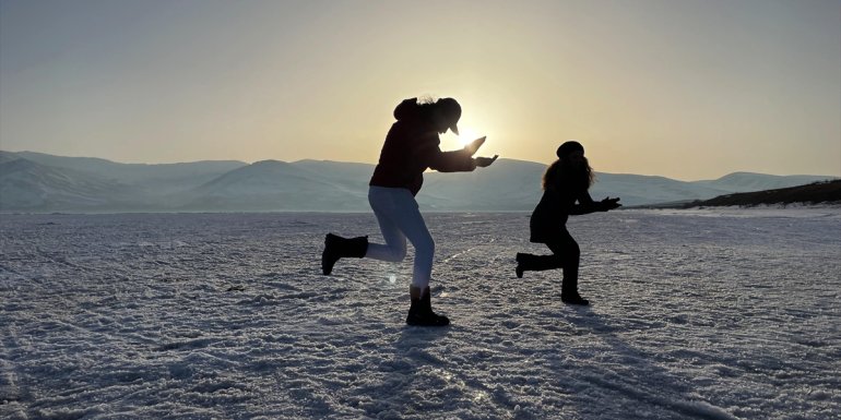 "Erik dalı" oynayarak buzla kaplı Çıldır Gölü'nü tanıttılar
