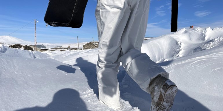 Sağlık ekipleri karda bata çıka yürüyerek köylere aşı götürüyor