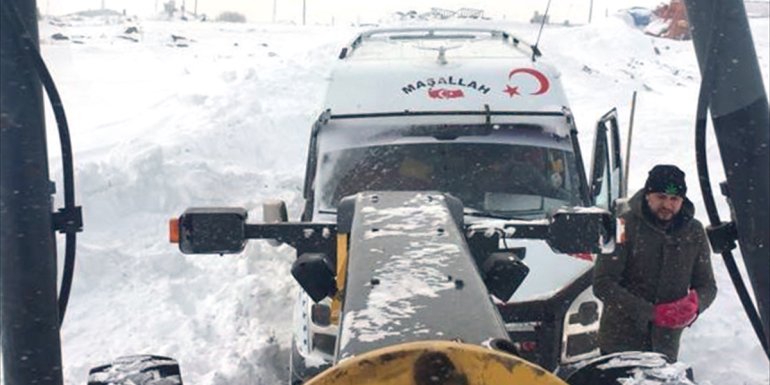 ARDAHAN - Tipi nedeniyle yolda kalan 19 araç kurtarıldı1