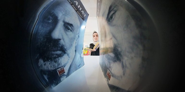 Bedensel engelli kütüphaneci eğitim aşkıyla öğrencilere ışık oluyor