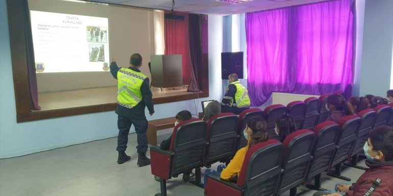Bingöl'de 85 öğrenciye trafik kuralları eğitimi
