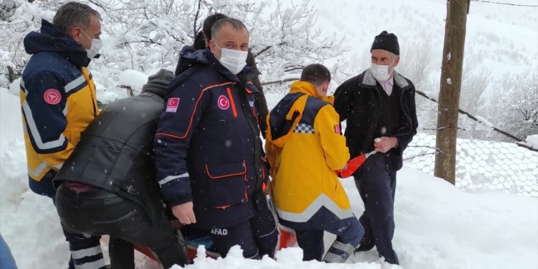 Bingöl'de ekipler hasta kadını hastaneye ulaştırmak için seferber oldu
