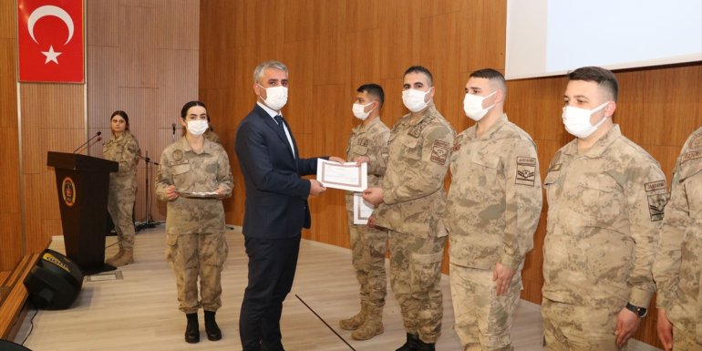 Bingöl'de ilk yardım eğitimi alan jandarma personeline sertifika verildi