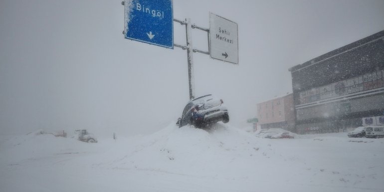Bingöl Karlıova'da kar yağışı hayatı olumsuz etkiliyor