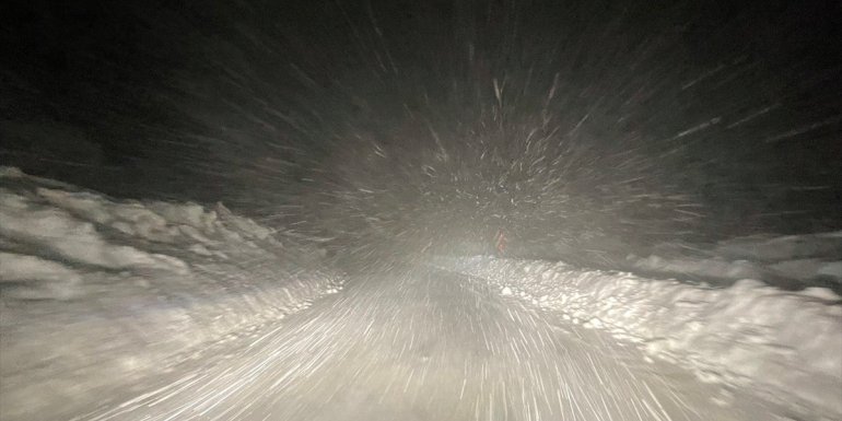 BİNGÖL - Yedisu-Erzincan kara yolunda kar ve tipi etkili oldu1