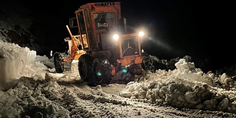 BİNGÖL - Yedisu-Karlıova karayoluna çığ düştü1