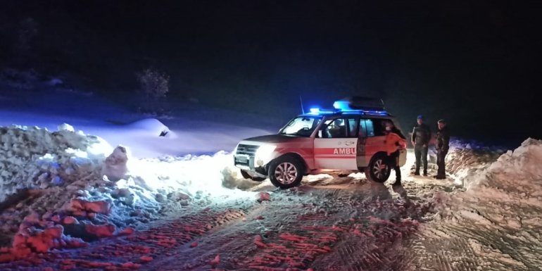 Yolu kapalı köydeki engelli hastaya paletli ambulansla ulaşıldı