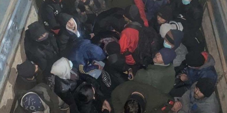 Bitlis'te 4 araçta Afganistanlı 162 düzensiz göçmen yakalandı