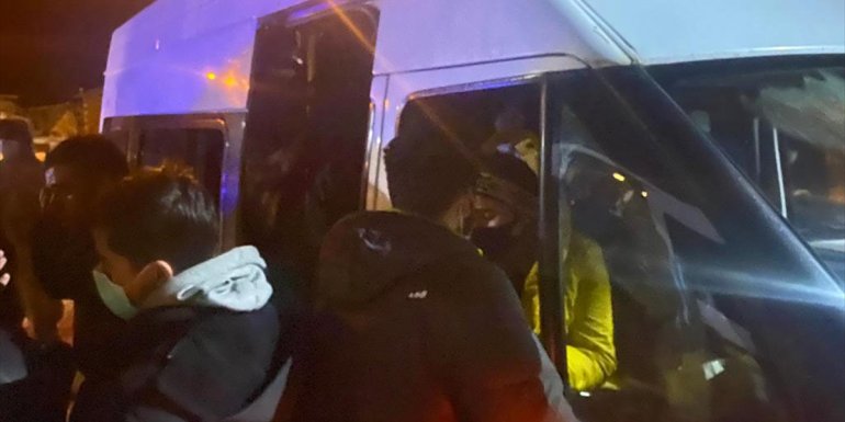Bitlis'te 8 araçta 122 düzensiz göçmen yakalandı