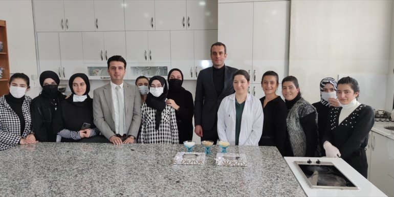 Bitlis'te aşçılık kursundaki kadınlar ceviz ezmesi üretti