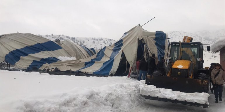 BİTLİS - Çatısı kar nedeniyle çöken halı sahadaki 2 çocuk yaralandı1