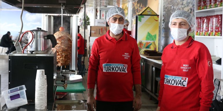 BİTLİS - Tatvan Devlet Hastanesi personeli yerli aşının tanıtımı için TURKOVAC yazılı forma giydi1