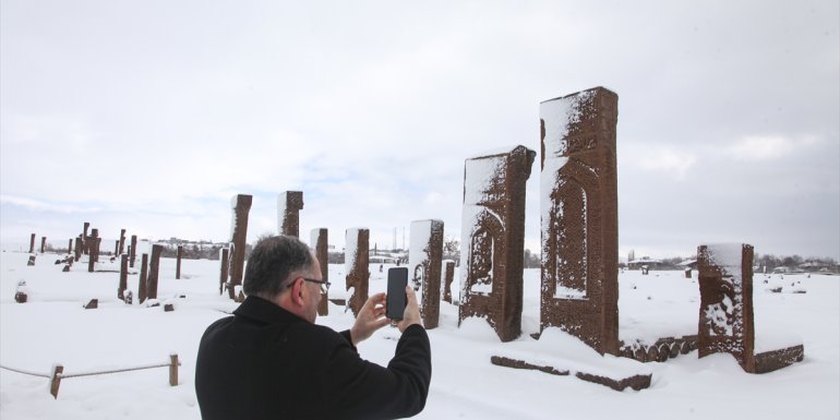 Bitlis'teki Selçuklu Meydan Mezarlığı karla beyaza büründü