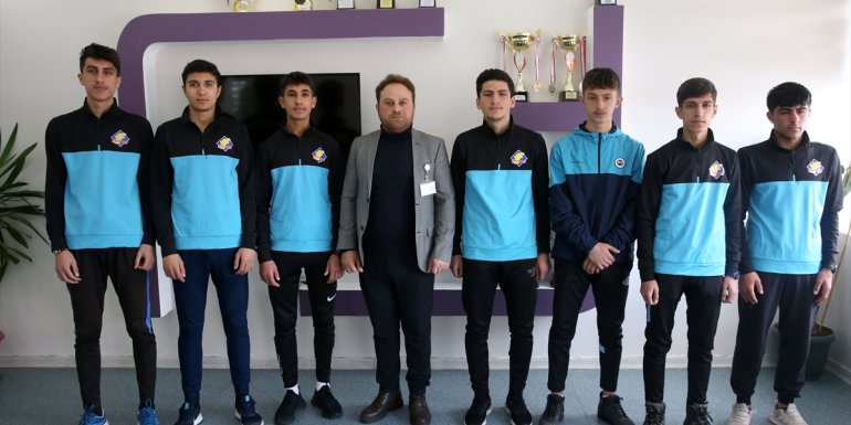 Bitlisli atletler karlı sokaklarda şampiyona için ter döküyor1