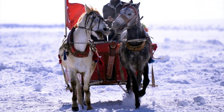 Buzla kaplı Çıldır Gölü "Altın At Kristal Buz Festivali" ile şenlendi