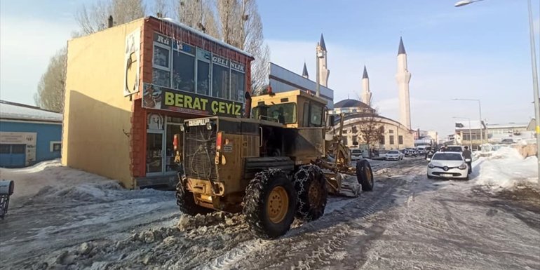 Çaldıran'da karla mücadele çalışmaları sürüyor