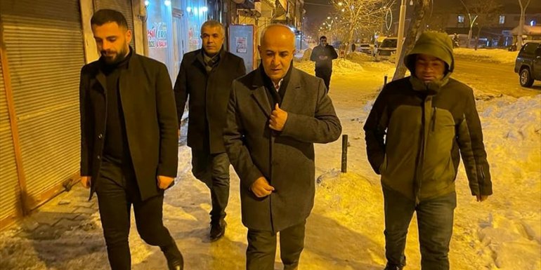 Çaldıran'da karla mücadele sürüyor