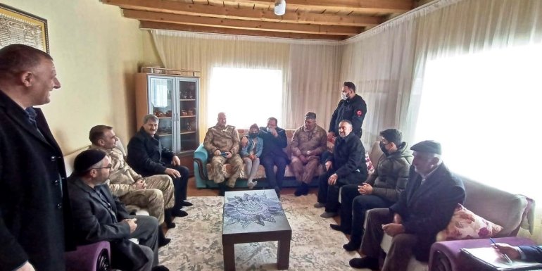 Çaldıran Kaymakamı Türker'den şehit ailelerine ziyaret