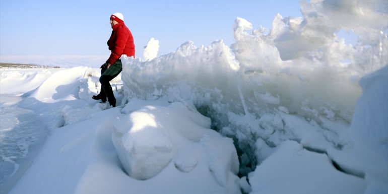 Çıldır Gölü'ne gelen turistler buz kütleleriyle hatıra fotoğrafı çektiriyor