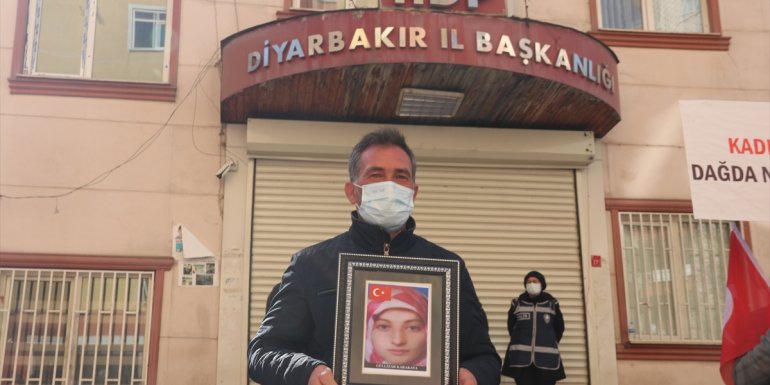 Diyarbakır annelerinin oturma eylemine Muş'tan gelen iki aile daha katıldı