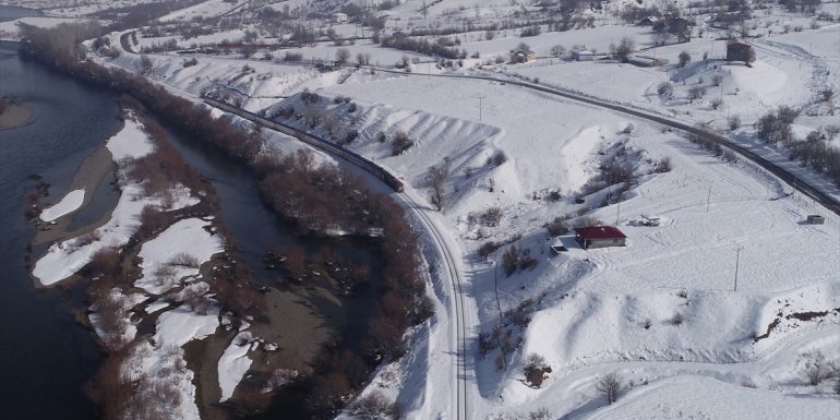 Doğu'nun kış güzelliğini Vangölü Ekspresi ile izliyorlar