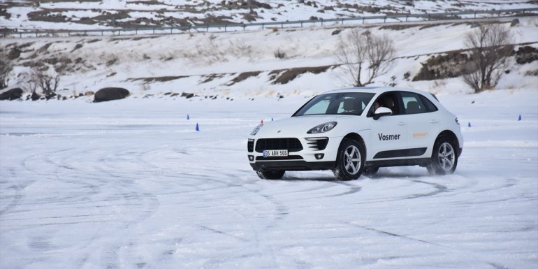Donan Çıldır Gölü üzerinde otomobil sürüşü eğitimi1
