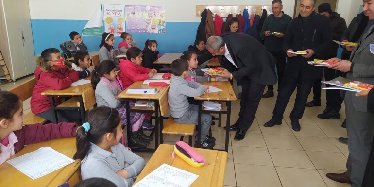Durankaya Belediyesi'nden öğrencilere kırtasiye malzemesi desteği