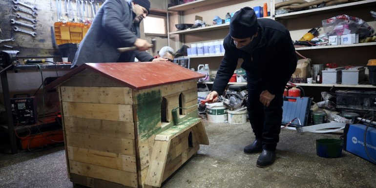 ELAZIĞ - Atık paletlerden yapılan evler can dostlara yuva oldu1