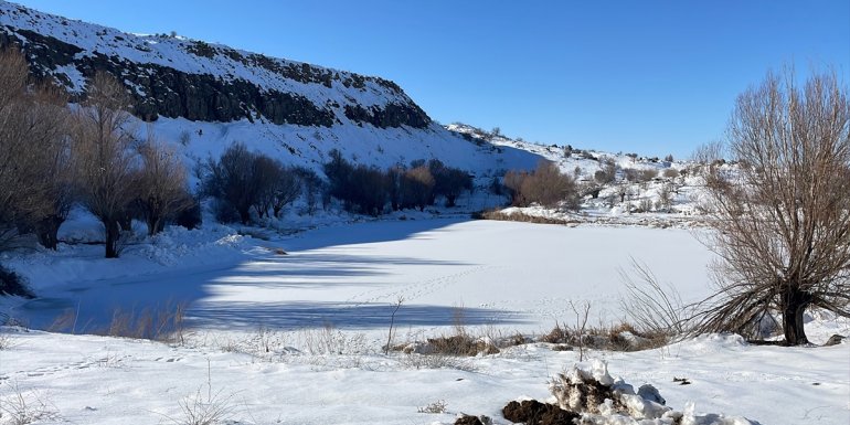 Elazığ'da Sülük Gölü'nün yüzeyi buz tuttu