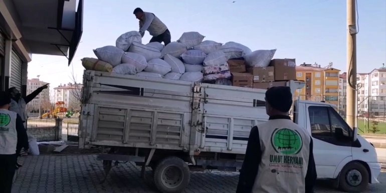 Elazığ'dan Suriye'ye kamyonla insani yardım gönderildi
