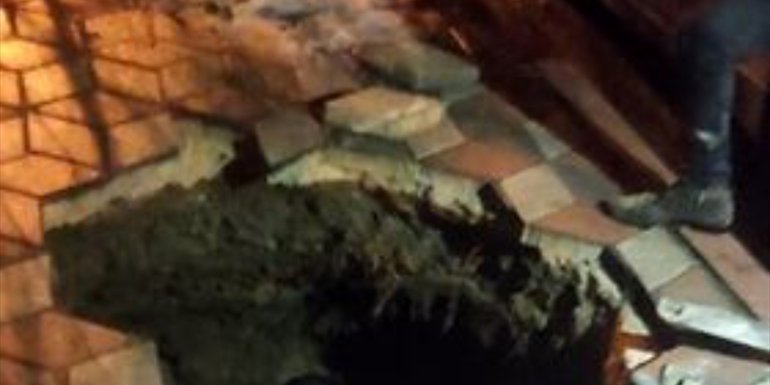 ELAZIĞ - Kaldırımın çökmesi sonucu oluşan çukura düşen kişi yaralandı1