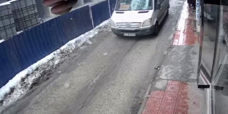 ELAZIĞ - Seyir halindeki yolcu minibüsünün üzerine buz kütlesi düştü1