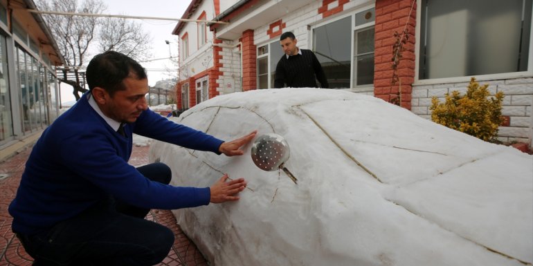 Yerli otomobil TOGG'dan esinlenerek kardan araç yaptı