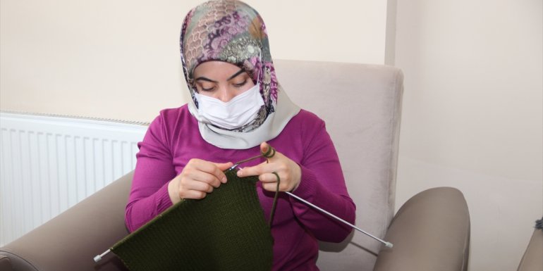 Ercişli anneler "askerler üşümesin" diye 500 atkı ve bere ördü