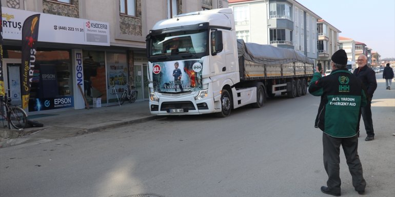Erzincan'da toplanan gıda, giysi ve tıbbi malzemeler Suriye'ye gönderildi