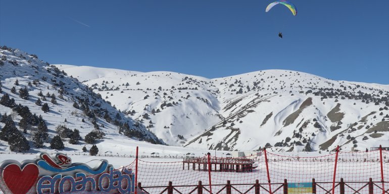 Erzincan'ın kurtuluşunu gökyüzünde Türk bayrağı açarak kutladılar