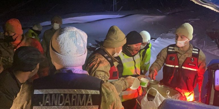 Erzincan'da kara yolunun açılmasını bekleyenlere çorba ikram edildi