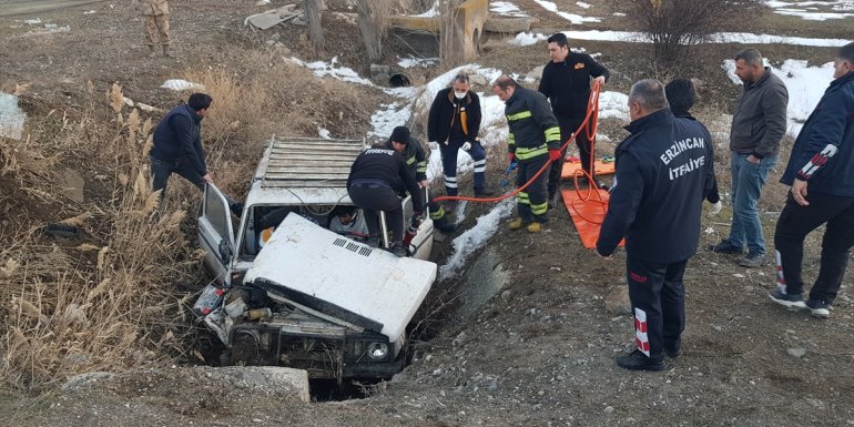 ERZİNCAN - Sulama kanalına düşen cipte sıkışan sürücü ekiplerce kurtarıldı1
